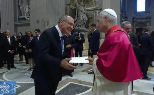 [Alckmin entrega ao Papa convite para visitar o Brasil durante a COP30]