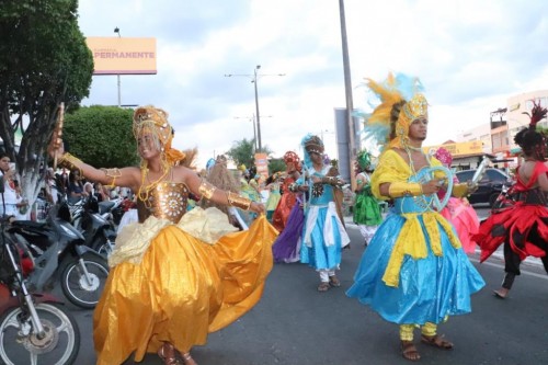 [Blocos e bandas comandam sábado de carnaval na Capital dos Cânions]