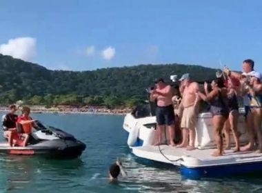 [Bolsonaro curte Carnaval na praia em meio a críticas e à guerra na Ucrânia]