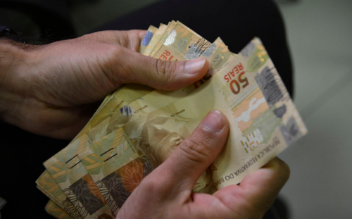 [Caixa libera abono salarial para nascidos em maio e junho]