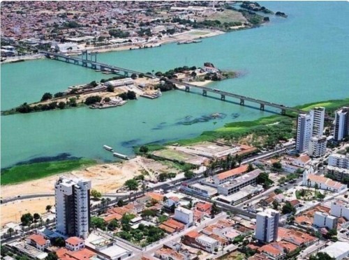 [Cidade do Nordeste brasileiro encanta com as águas do Velho Chico moldam cultura e progresso]