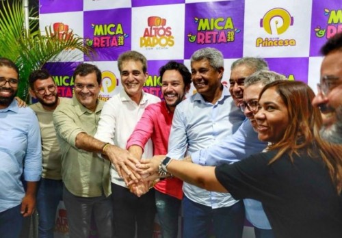 [Com camisa “vermelha”, Mário Júnior vai à Micareta de Feira com governador após anúncio de federação do PP com o União Brasil]