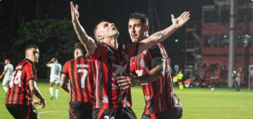 [Com um a menos, Vitória vira sobre o Vasco e vence no Brasileirão]