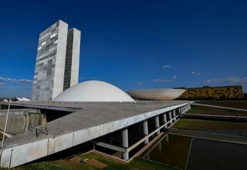 [Congresso reabre trabalhos com pauta cheia: LDO, IR, cassações e mineração]