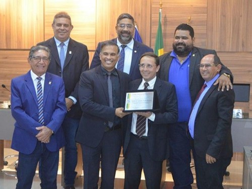 [Dr. Reginaldo Coelho Cavalcante recebe da Câmara Municipal o título de Cidadão de Paulo Afonso]