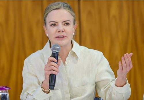 [Gleisi vê governo ofuscado por crises e admite que parte da base pode estar contra Lula em 2026]