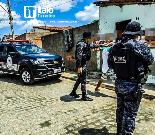 [Homem com mandado de prisão em aberto é preso durante abordagem da PM em Delmiro Gouveia]