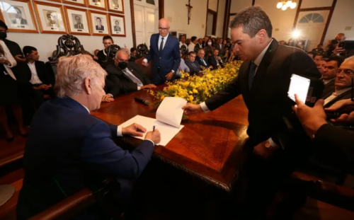 [Klever Loureiro é empossado governador interino de Alagoas]