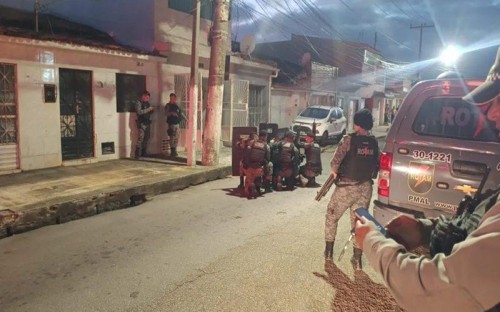 [Major da PM/AL invade casa da ex-mulher, faz família refém e mata cunhado e filho antes de ser morto]
