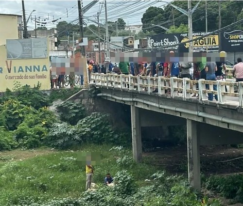 [Mulher fica ferida após cair de ponte que liga bairro Pedra Velha e Centro de Delmiro Gouveia]