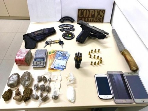 [Polícia prende jovem com arma e descobre ponto de drogas em Major Izidoro]
