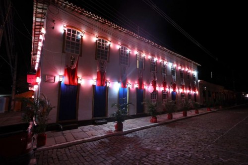 [Rio de Contas vive a magia da Noite das Lanternas com presença do governador Jerônimo Rodrigues]
