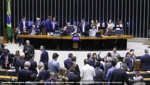 [Sua conta de luz vai subir: Congresso derruba veto de Lula e favorece empresários do setor elétrico]