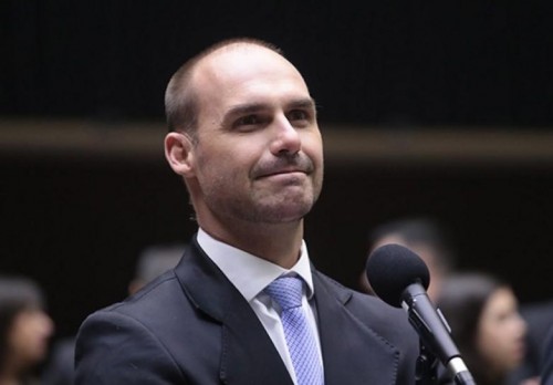 [Tarifaço de Trump complica situação de Eduardo no STF mais do que a de Bolsonaro]